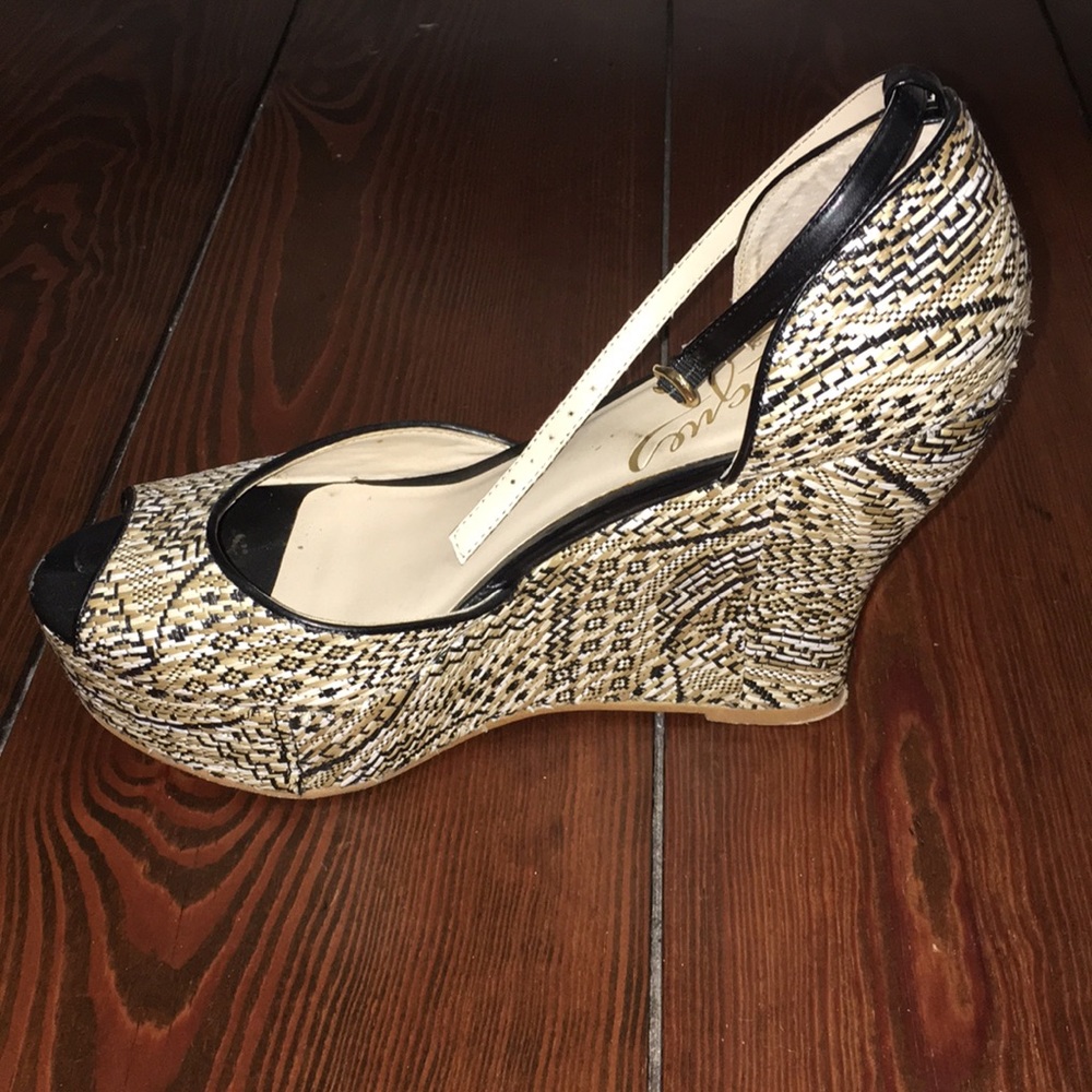 Black brown and white wedge